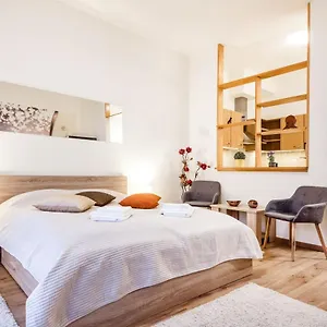 Apartamento Downtown Charm With Balcony And Garden View, Budapest
