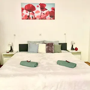Apartamento Sweet Warm With Big Bed Near New York Cafe Free Coffee, Budapest
